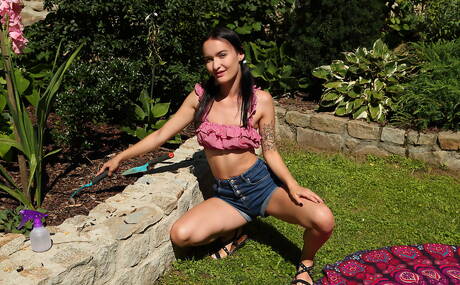 ALS Scan are pleased to offer you a free pics featuring Sasha Sparrow and Kiara Cole in toying her snatch